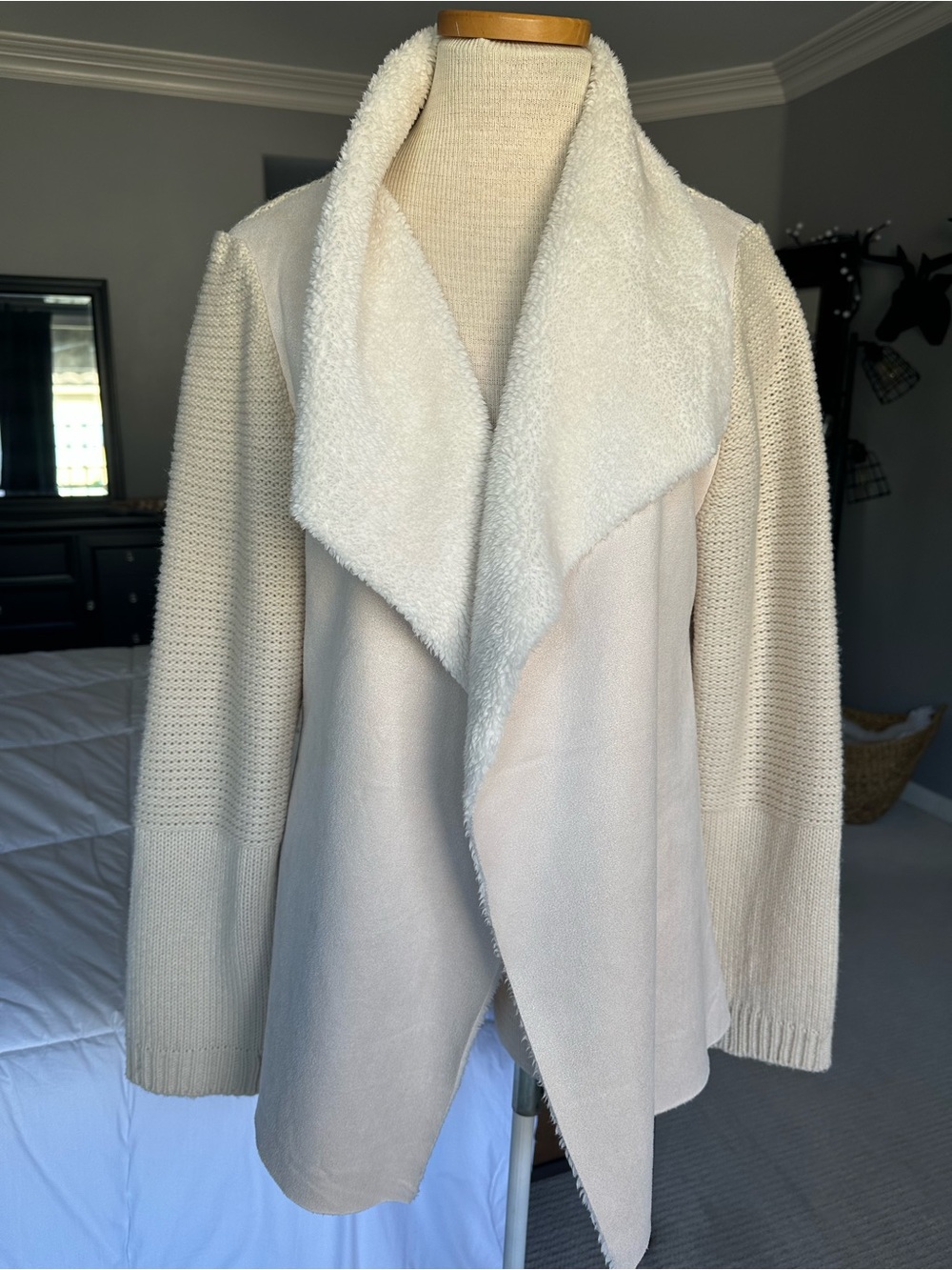 Miracle Sweaters cream open-front faux shearling cardigan, size M/L - Picture 5 of 13